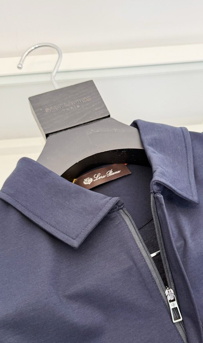 Giacca navy moderna con collo alto e zip, elegante e versatile per ogni stile.