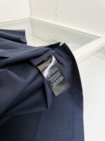 Fazzoletta navy elegante con etichetta, display moderno e raffinato in vetro trasparente.