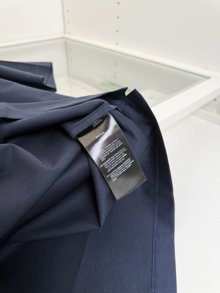 Fazzoletta navy elegante con etichetta, display moderno e raffinato in vetro trasparente.
