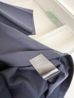 Maglietta navy elegante con etichetta, tessuto morbido e dettagli moderni per ogni occasione.