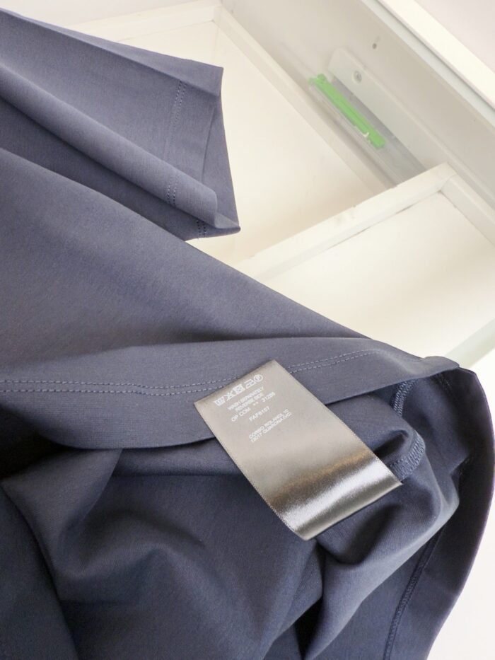 Maglietta navy elegante con etichetta, tessuto morbido e dettagli moderni per ogni occasione.