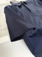 Maglietta polo navy blu, elegante, comoda e di alta qualità, perfetta per ogni occasione.
