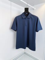 Maglietta polo blu navy semplice ed elegante, perfetta per look casual e di stile.