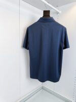 Maglietta polo navy blue da uomo semplice, elegante e versatile, perfetta per ogni stile casual.