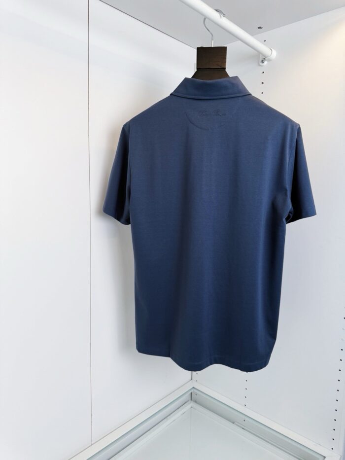 Maglietta polo navy blue da uomo semplice, elegante e versatile, perfetta per ogni stile casual.