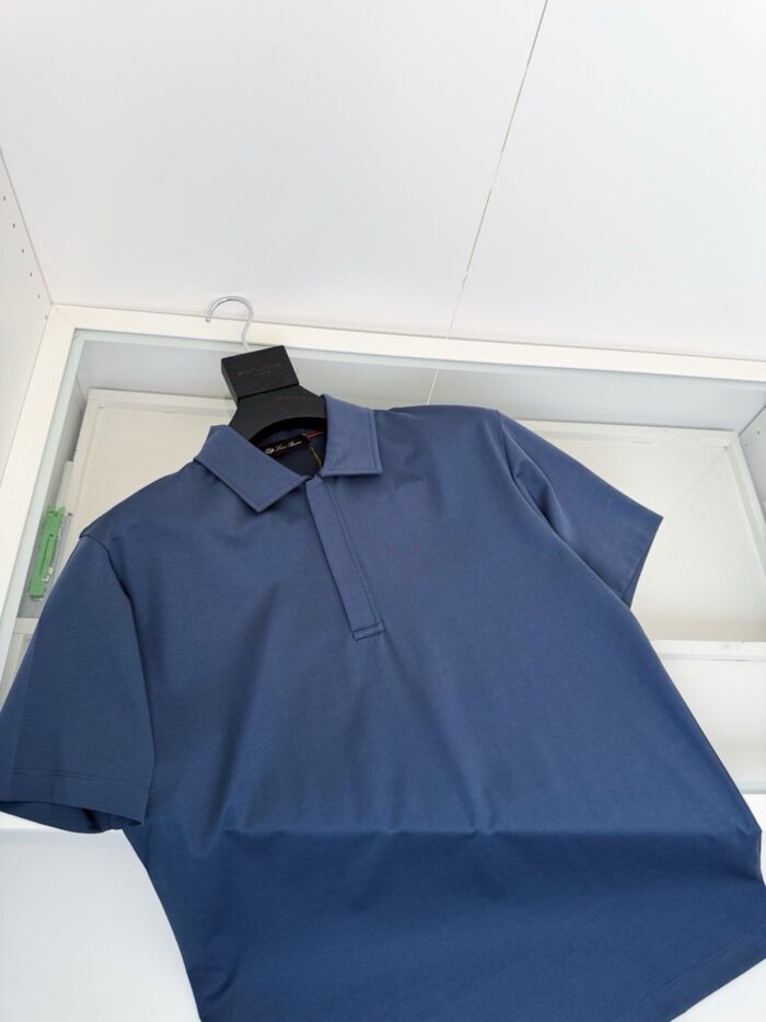 Polo blu navy uomo, classico ed elegante, perfetto per casual e semi-formale.