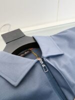 Giacca azzurra con zip metallico, collo classico, vestibilità casual, alta qualità e stile raffinato.