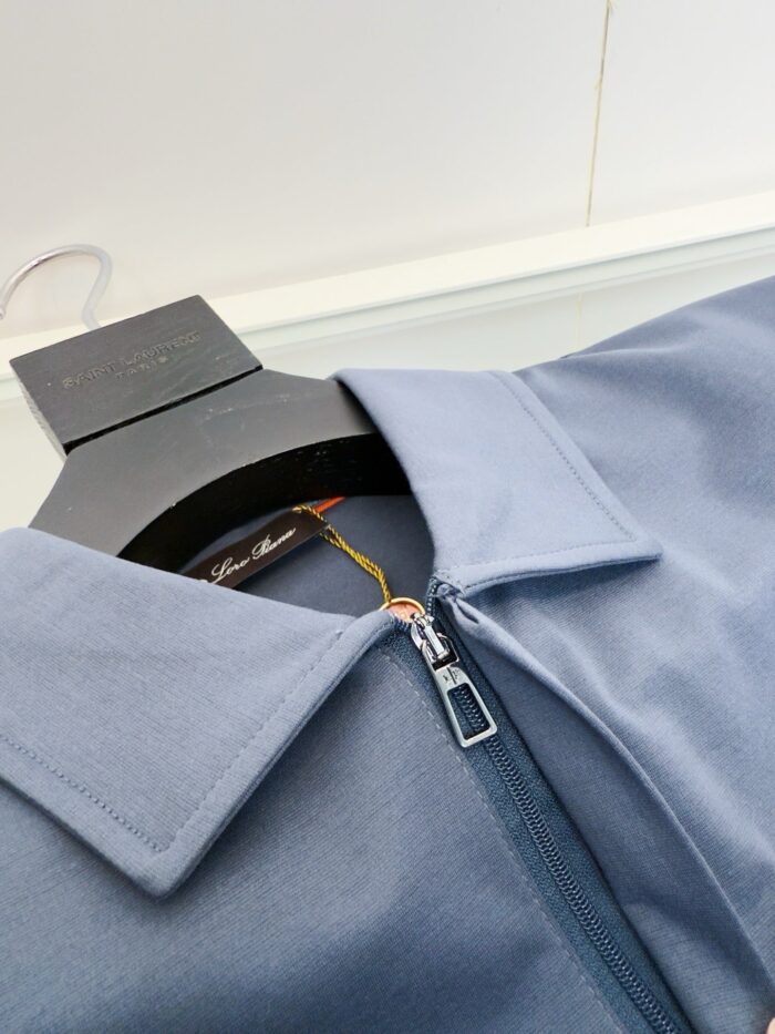 Giacca azzurra con zip metallico, collo classico, vestibilità casual, alta qualità e stile raffinato.
