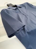 Maglietta polo navy classica, elegante e versatile, perfetta per ogni occasione.