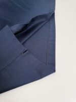 Tessuto blu navy di alta qualità con cuciture precise e finiture eleganti.