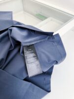 Giacca navy con etichetta interna, tessuto elegante e cura dei dettagli.