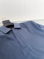 Maglietta polo uomo blu classica, elegante e confortevole, ideale per look casual e semi-formali.