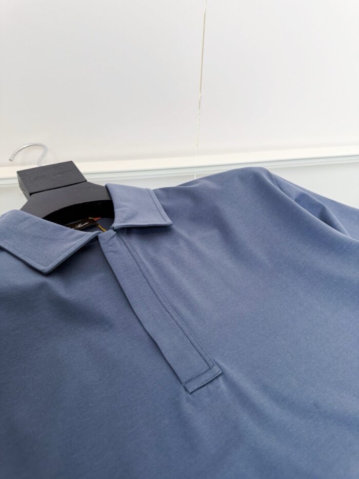 Maglietta polo uomo blu classica, elegante e confortevole, ideale per look casual e semi-formali.