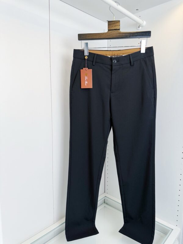 Pantaloni neri eleganti e casual donna con cintura, in tessuto lucido e veste classica.