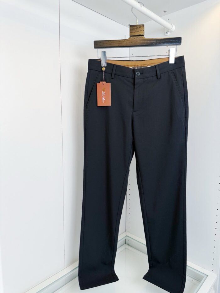 Pantaloni neri eleganti e casual donna con cintura, in tessuto lucido e veste classica.