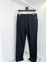 Pantaloni neri eleganti da uomo in tessuto di alta qualità, stile versatile e raffinato.