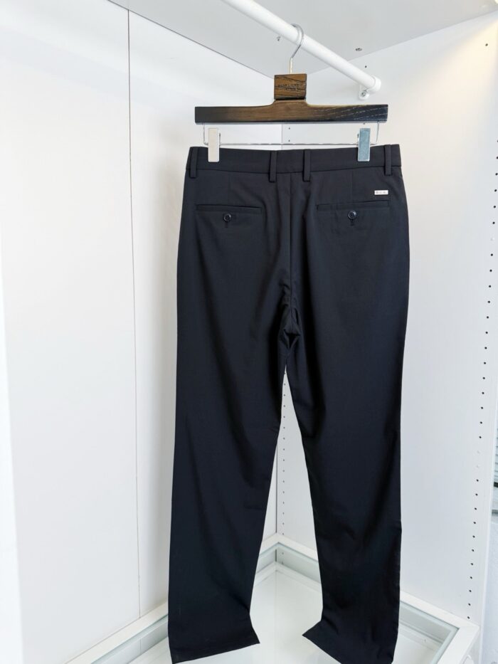 Pantaloni neri eleganti da uomo in tessuto di alta qualità, stile versatile e raffinato.