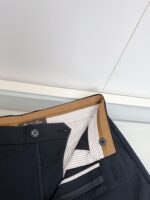 Pantaloni eleganti in tessuto navy con dettagli di alta qualità e finiture precise.