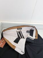 Pantaloni eleganti con interno a righe e dettaglio di alta qualità, stile e funzionalità.