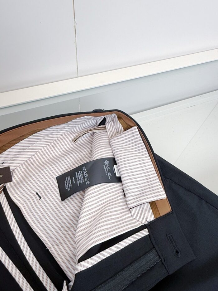 Pantaloni eleganti con fodera a righe e dettagli di alta qualità.