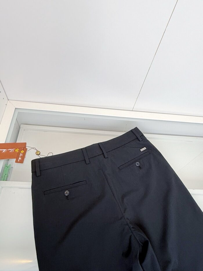 Pantaloni neri slim fit con tasche a bottone, perfetti per look eleganti e quotidiani.