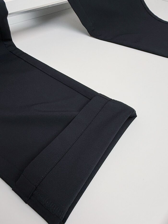 Dettaglio di tessuto nero per abbigliamento sportivo e athleisure, tessuto morbido e resistente.