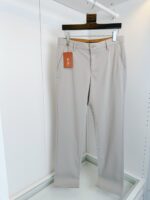 Pantaloni beige leggeri uomo con cintura, taglia, stile classico e pratico in negozio.