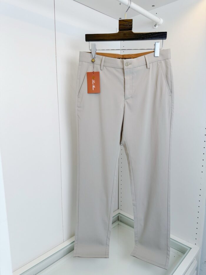 Pantaloni beige leggeri uomo con cintura, taglia, stile classico e pratico in negozio.