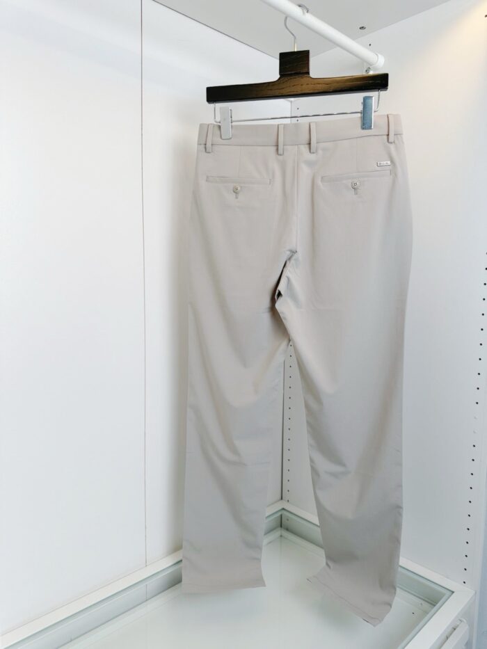 Pantaloni beige a gamba dritta eleganti e versatili, perfetti per ogni look casual o semi-formale.