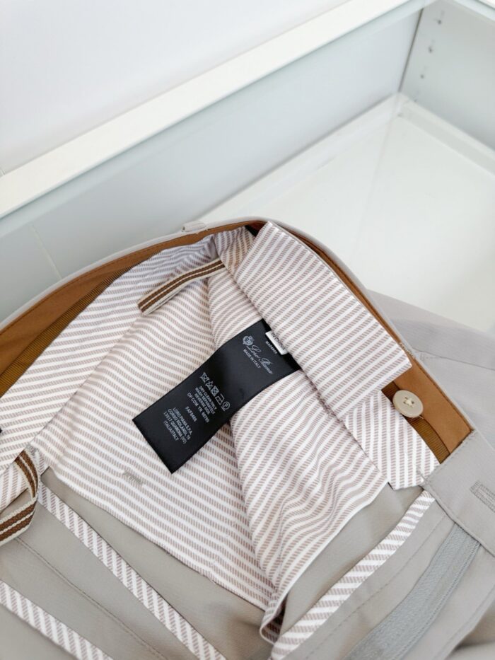 Camicia moderna con colletto interno a contrasto e dettagli di alta qualità, etichetta minimalista.