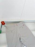Pantaloni uomo grigi slim fit con tasche a bottoni, nuovo, stile versatile e confortevole.