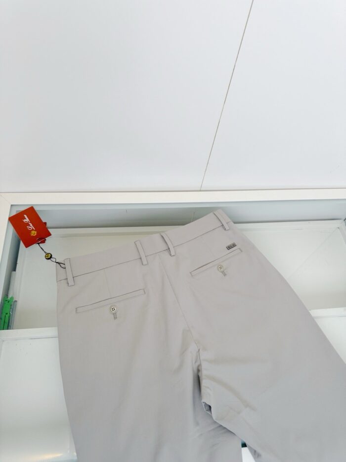 Pantaloni uomo grigi slim fit con tasche a bottoni, nuovo, stile versatile e confortevole.