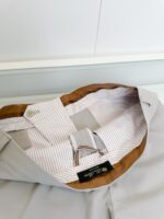 Interno di giacca con fodera a righe, dettagli raffinati e cuciture di alta qualità.