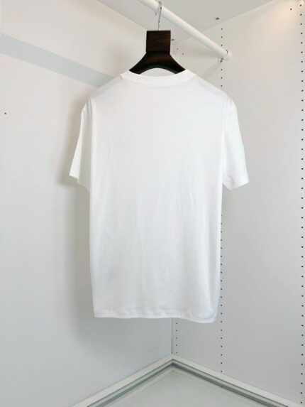 Maglietta bianca semplice su gruccia in stile minimalista, perfetta per moda e outfit basic.
