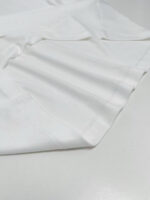 Camicia bianca minimalista in cotone di alta qualità, elegante e versatile per ogni occasione.