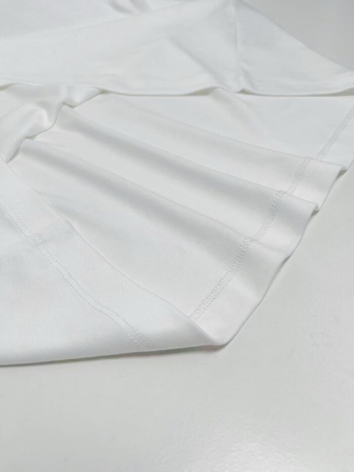 Camicia bianca minimalista in cotone di alta qualità, elegante e versatile per ogni occasione.
