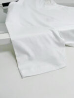 Maglietta bianca minimalista, comfort casual e stile semplice, perfetta per ogni occasione quotidiana.