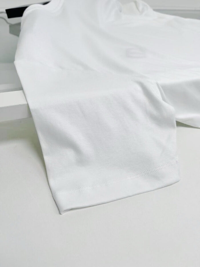 Maglietta bianca minimalista, comfort casual e stile semplice, perfetta per ogni occasione quotidiana.