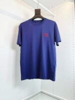 Maglietta navy blue con logo rosso, stile casual e versatile, perfetta per ogni occasione.