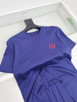 Maglietta casual viola con logo rosso interlock, stile moderno e adatta alluso quotidiano.