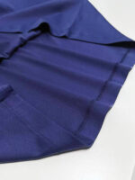 Tessuto navy di alta qualità, morbido, lucido e elegante, ideale per abiti sofisticati o arredi.