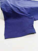 Maglietta viola casual a maniche corte in cotone, stile moderno e comfort elegante.