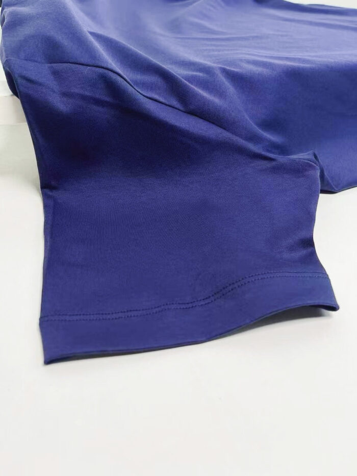 Maglietta viola casual a maniche corte in cotone, stile moderno e comfort elegante.