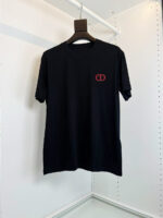 Maglietta nera con logo rosso interconnesso, stile minimalista e design moderno per ogni occasione.