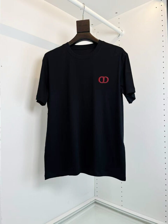 Maglietta nera con logo rosso interconnesso, stile minimalista e design moderno per ogni occasione.
