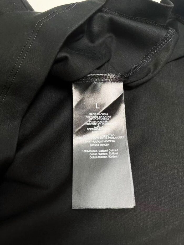 Etichetta di abbigliamento sportivo con istruzioni di cura e tag di taglia L.