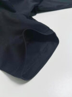 Polsino navy di qualità, stile casual e dettagli curati per un look moderno e comodo.