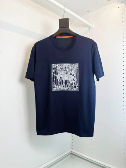 T-Shirt navy con grafica artistica bianca, stile casual ed elegante, ottima per ogni occasione.