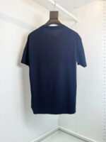 T-shirt navy blue casual minimalista su appendino in esposizione semplice e moderna