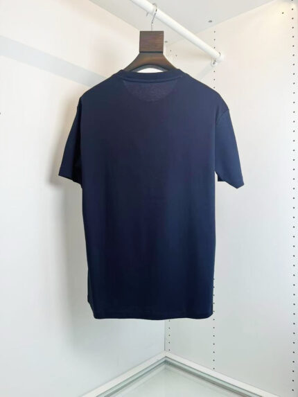T-shirt navy blue casual minimalista su appendino in esposizione semplice e moderna